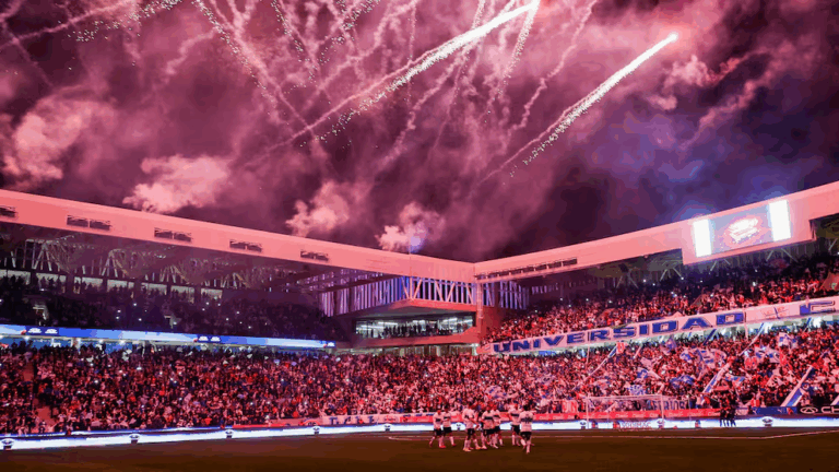 Show de luces, pirotecnia y goles: la UC estrenó el Claro Arena a lo ...