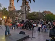 Entretenimiento y aprendizaje: Karaoke en inglés cautivó a vecinos y turistas en La Serena