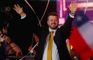 Johannes Kaiser promete indulto a carabineros en cierre de campaña en Providencia