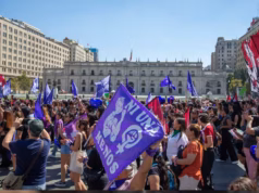 Multitudinaria marcha del 8M recorre Santiago bajo la consigna “Ni un paso atrás”