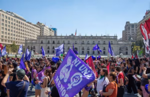 Multitudinaria marcha del 8M recorre Santiago bajo la consigna “Ni un paso atrás”