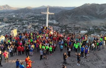 Más de 3 mil personas participan en masivo ascenso al Cerro La Cruz en Copiapó