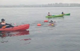 Travesía histórica en la bahía: nadadores unen La Serena y Coquimbo en 3 horas y 6 minutos