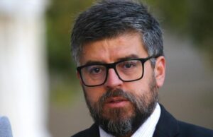 Araya pide suspender a funcionario de Presidencia tras cuestionado mensaje sobre “Estado en quiebra”