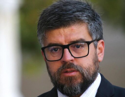 Araya pide suspender a funcionario de Presidencia tras cuestionado mensaje sobre “Estado en quiebra”