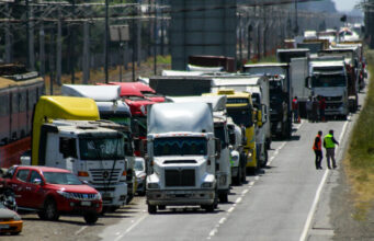 Camioneros de Valparaíso anuncian movilizaciones por alza de combustibles