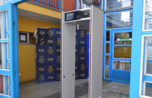 Colegios evalúan detectores de metales como medida ante aumento de amenazas escolares