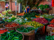 Nueva ley reduce impuestos a feriantes y podría traducirse en precios más bajos