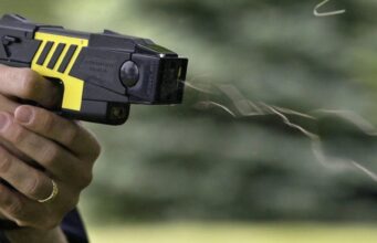 Implementan plan piloto de pistolas Taser para Carabineros en la Región Metropolitana