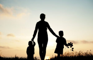 Estudio revela que las madres son el principal apoyo de los chilenos en momentos de crisis