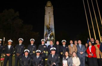 Monumento a los Héroes de Iquique vuelve a iluminar Santiago tras más de 40 años con su faro apagado