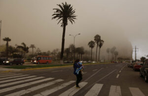 Tormenta de arena sorprende a Arica y extensa nube de polvo avanza por distintos sectores de la ciudad